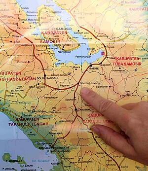 Landkarte mit zeigendem Finger: Der Kirchenkreis "Humbang Habinsaran" liegt auf der indonesischen Insel Sumatra.