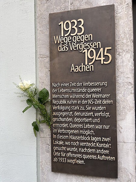 Gedenktafel aus Bronze für die Queeren Opfer des Nationalsozialismus.