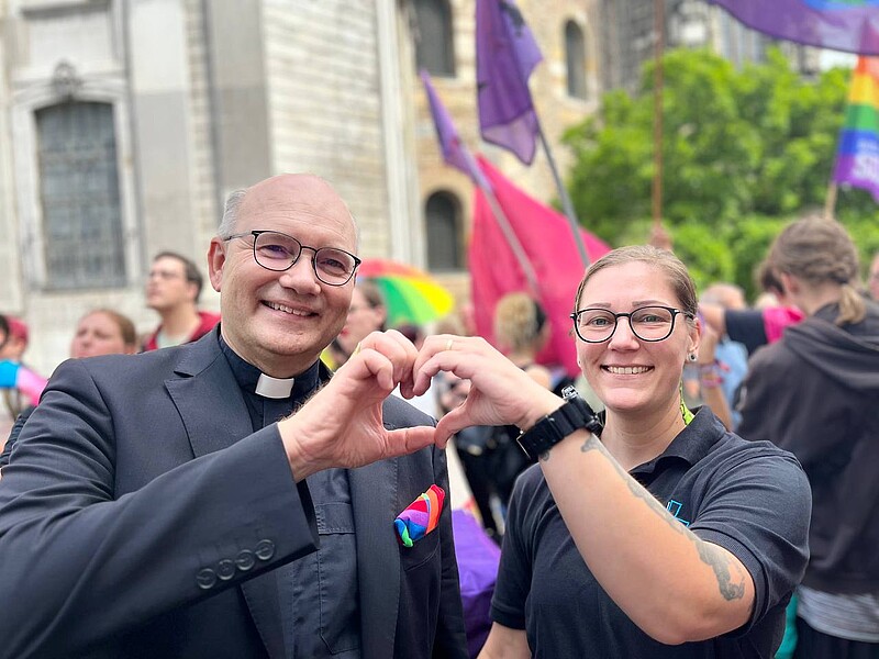 Bischof Dr. Dieser aus dem Bistum Aachen und Christina Pütz aus dem Jugendreferat des Evangelischen Kirchenkreis formen ihre Hände zu einem Herz.