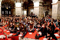 Viele junge Menschen waren zur "Nacht der Lichter" im Aachener Dom gekommen.