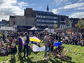 Menschen feiern auf dem Platz der Demokratie in Aachen.