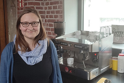 Pfarrerin Astrid Brus, 29, an der Kaffeetheke in der JuKi. 