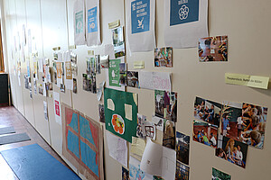 An einer Projektwand gab es einen Überblick über die vielen Aktionen, an denen die Kinder teilgenommen hatten.